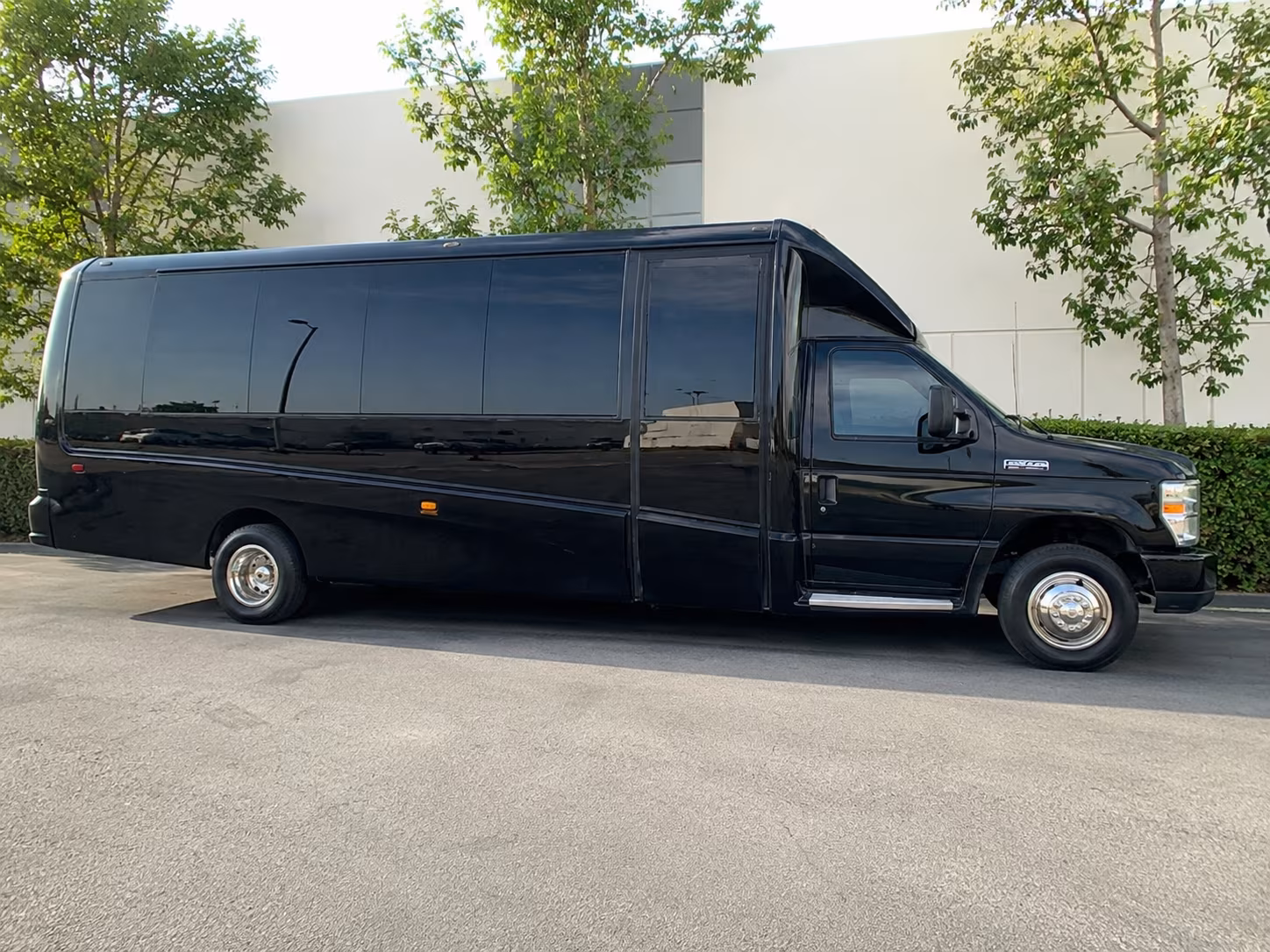 take your warren students to the detroit zoo with easy bus transportation